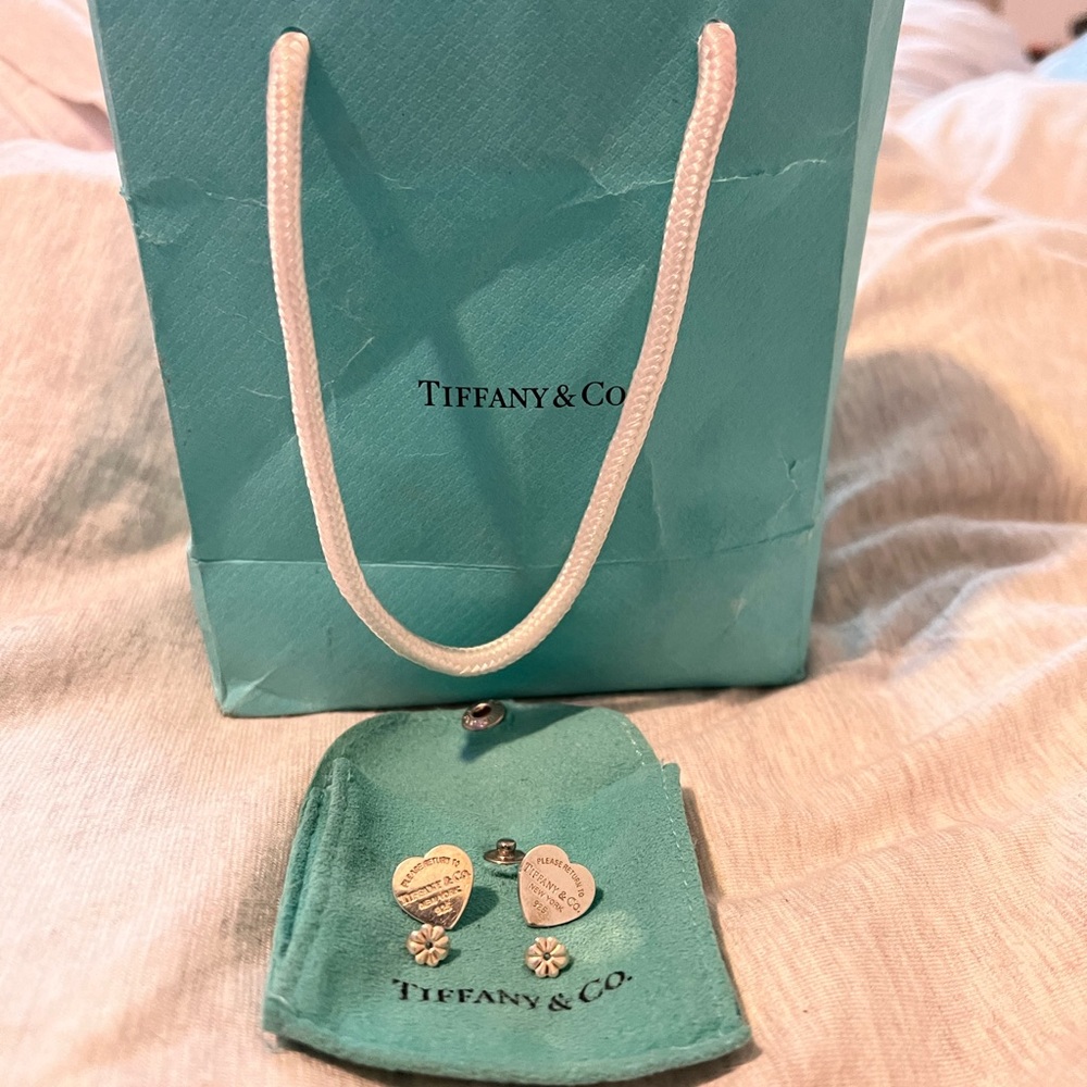 Medium Authentic “Return to Tiffany heart stud earrings